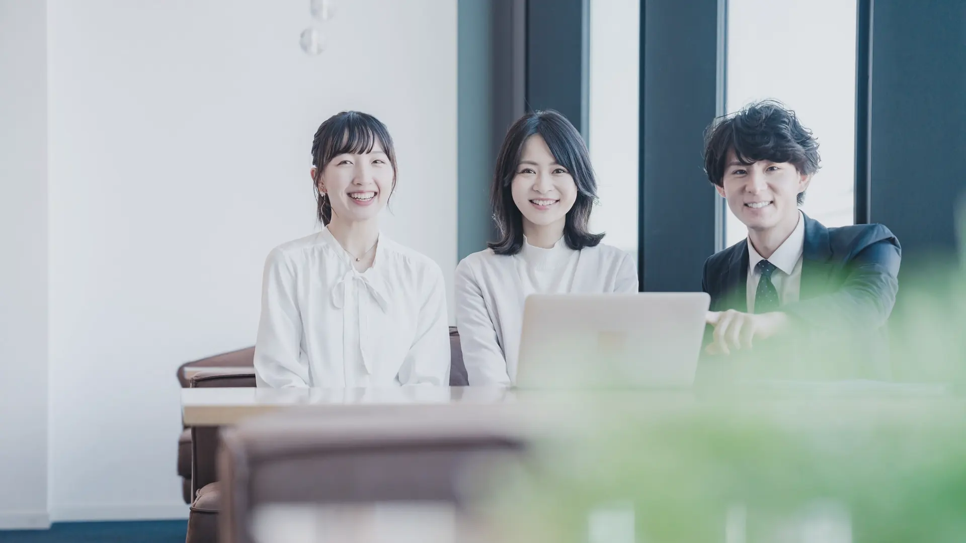 カウンターで打ち合わせをする社員